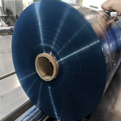 Rullaa kirkasta PVC-suojapeitettä